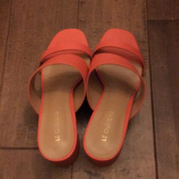 Brand new with tags Le Chateau Orange Sandal - Picture 2 of 4